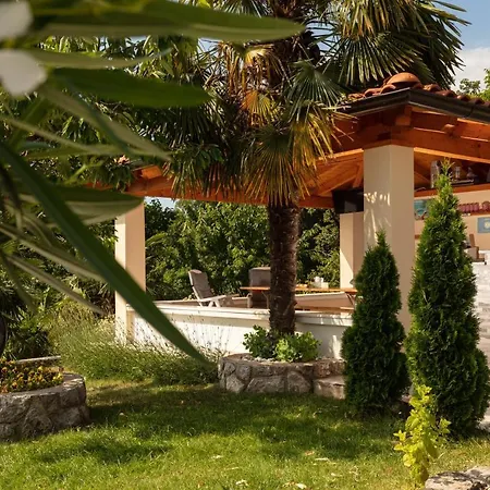 Garden Apartment *