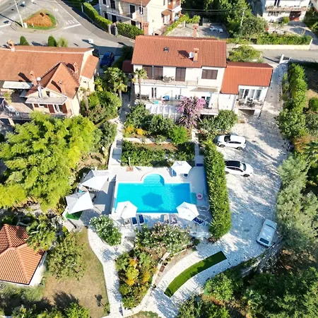 Garden Apartment *