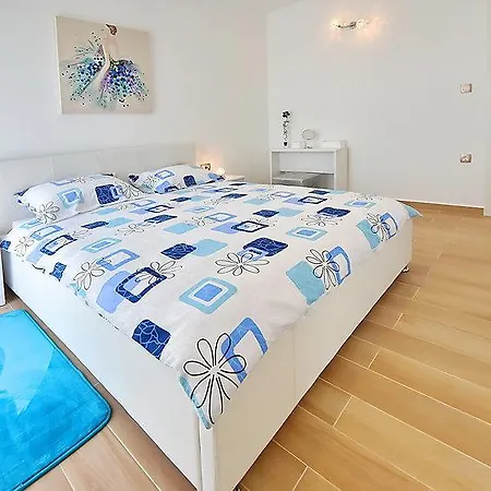 Garden Apartment *
